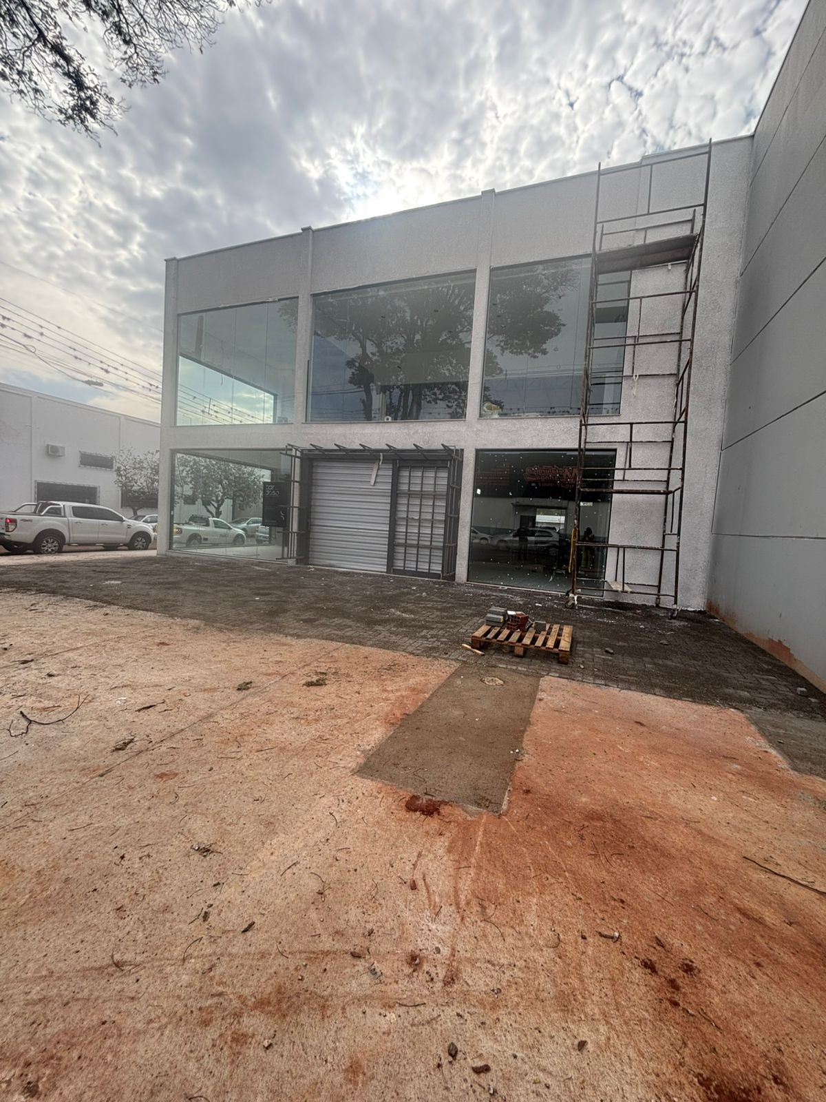 Edificação comercial de dois pavimentos em fase de acabamento