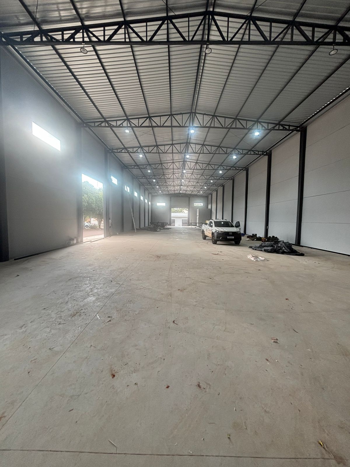 Interior de barracão comercial finalizado com piso em concreto