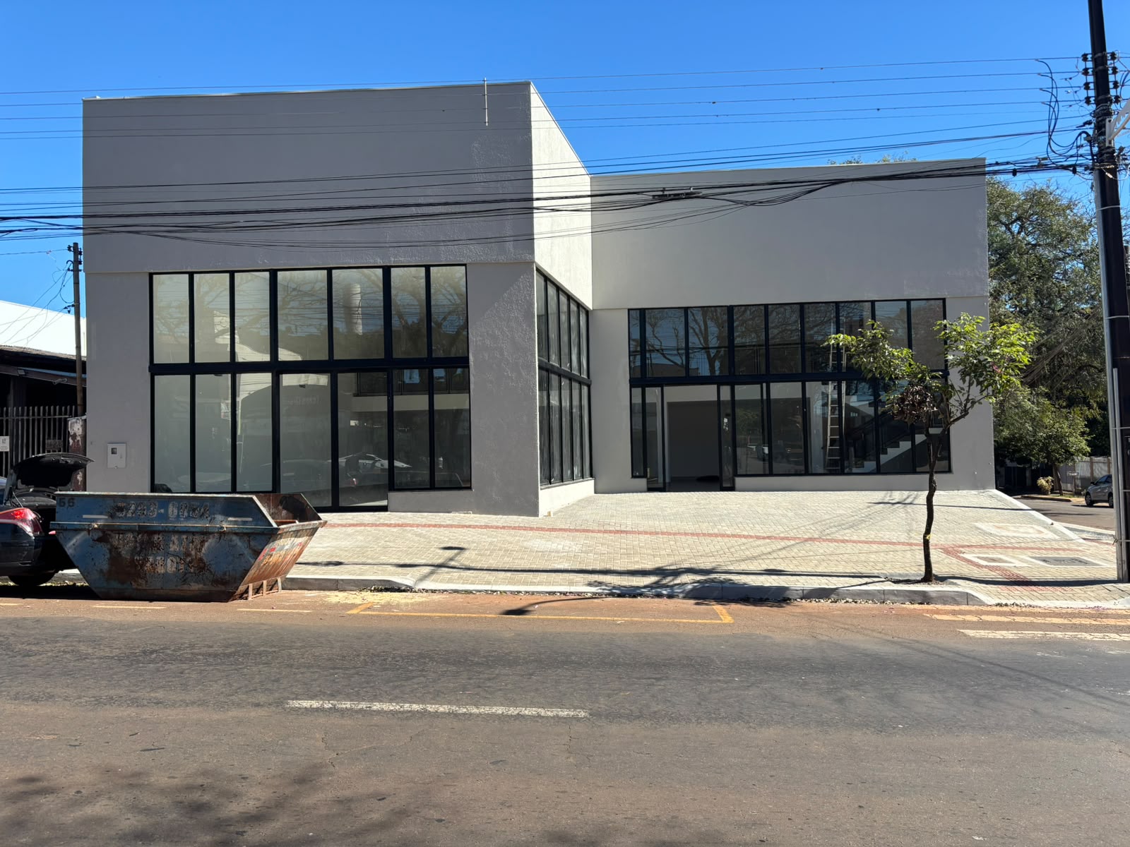 Fachada de estrutura comercial de dois pavimentos com esquadrias de vidro