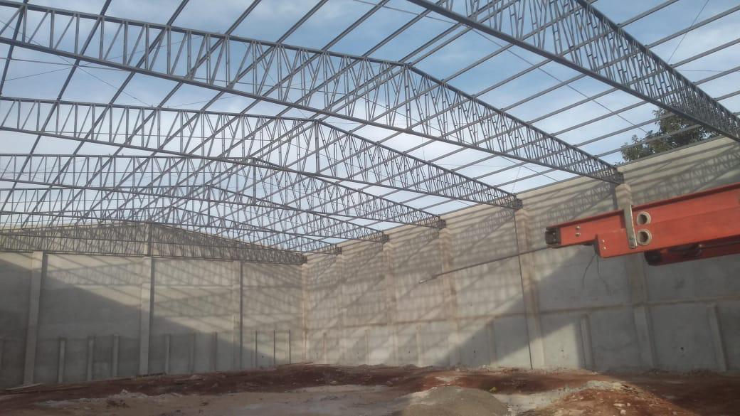 Estrutura de galpão com fechamento em pré-moldado e cobertura metálica